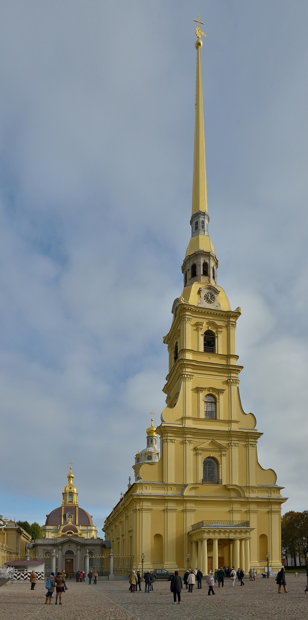 Фасад Петропавловского собора в Санкт-Петербурге